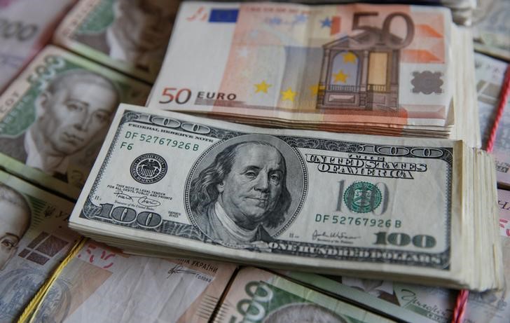 Евро растет, доллар в минусе на неактивных торгах