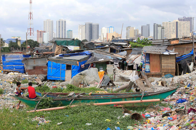 © Reuters. Youths are pictured at at a slum area in Baseco, Tondo city, metro Manila