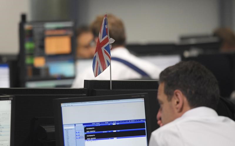 © Reuters. Traders at BGC Partners look at screens after Donald Trump won the U.S. Presidential election, in London