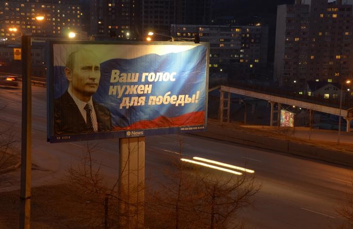 © Reuters. Предвыборный билборд Владимира Путина во Владивостоке
