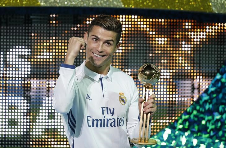 © Reuters. Crisitiano Ronaldo celebrando con el balón de oro en Japón