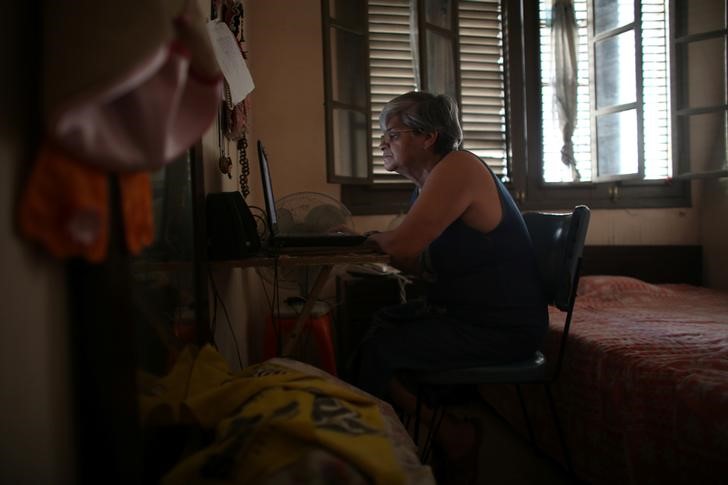 © Reuters. Professora aposentada Margarita Marquez, de 67 anos, acessa a internet em sua casa no centro histórico de Havana