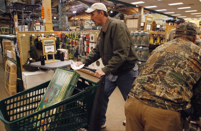 © Reuters. Shoppers rush to grab items inside a Cabela's store on the shopping day dubbed "Black Friday" in Fort Worth