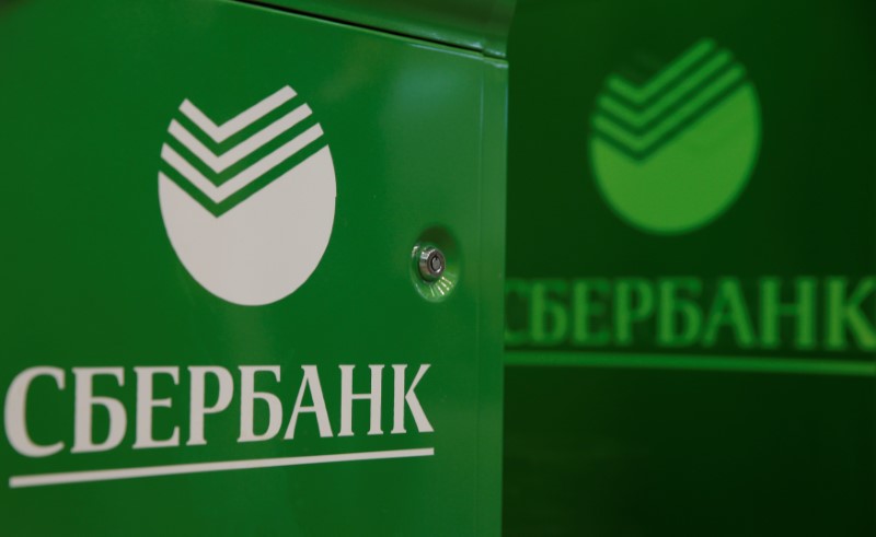 © Reuters. Logos of Sberbank are seen on ATM machines at its branch in Moscow