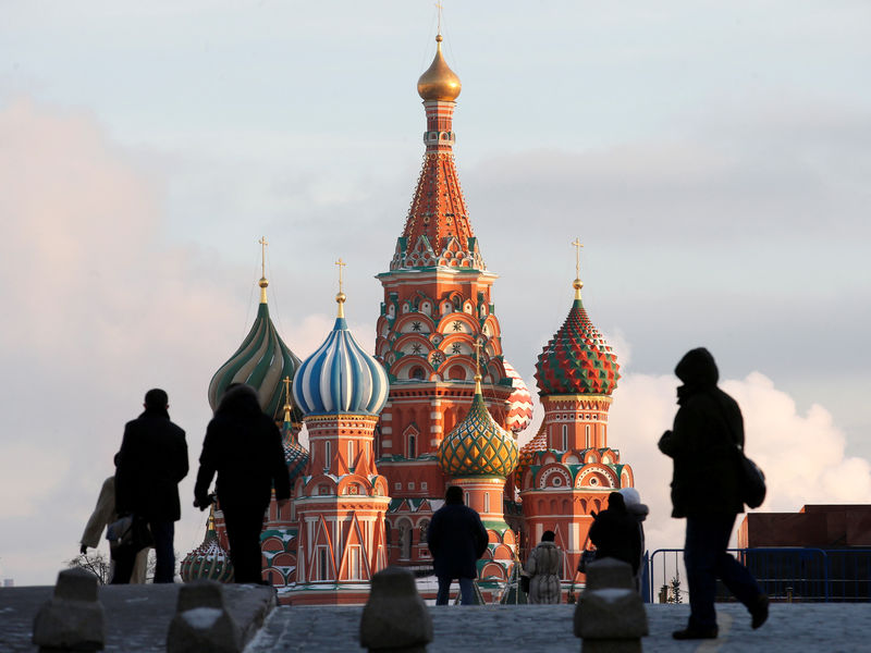 © Reuters. FILE PHOTO: People walk in Red Square, with St. Basil's Cathedral seen in the background, in central Moscow