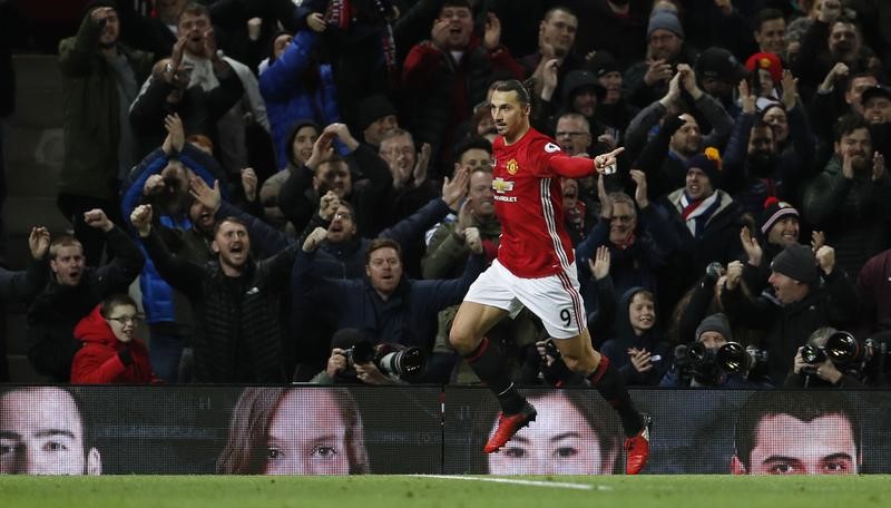 © Reuters. Manchester United's Zlatan Ibrahimovic celebrates scoring their second goal