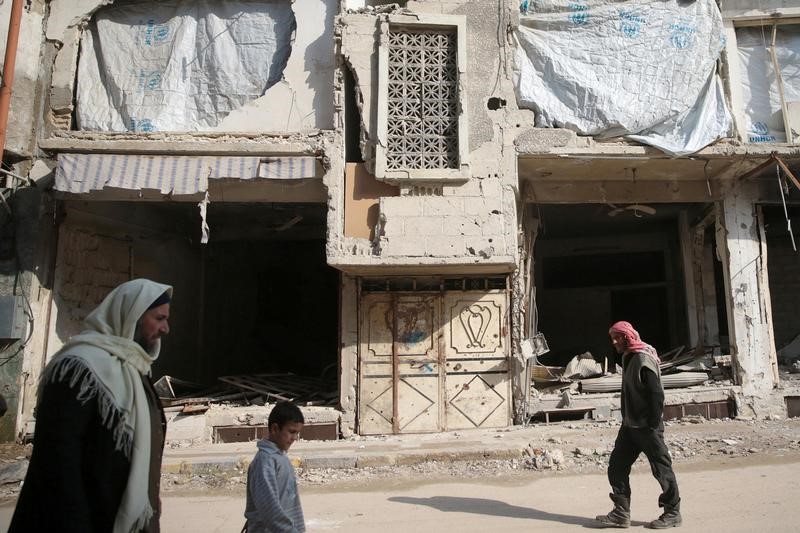 © Reuters. اشتباكات وغارات جوية تكدر هدنة توسطت فيها روسيا وتركيا في سوريا