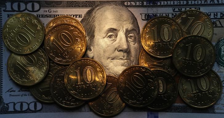 © Reuters. Рублевые монеты и долларовые купюры в Санкт-Петербурге