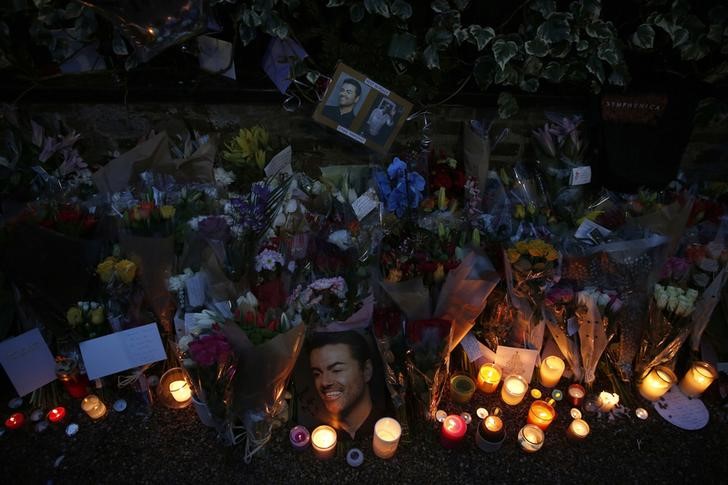 © Reuters. Homenagens ao cantor George Michael são colocadas em frente a sua casa no norte de Londres