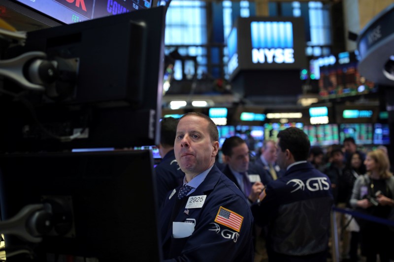 © Reuters. A trader at the New York Stock Exchange (NYSE) in Manhattan, New York City, U.S.