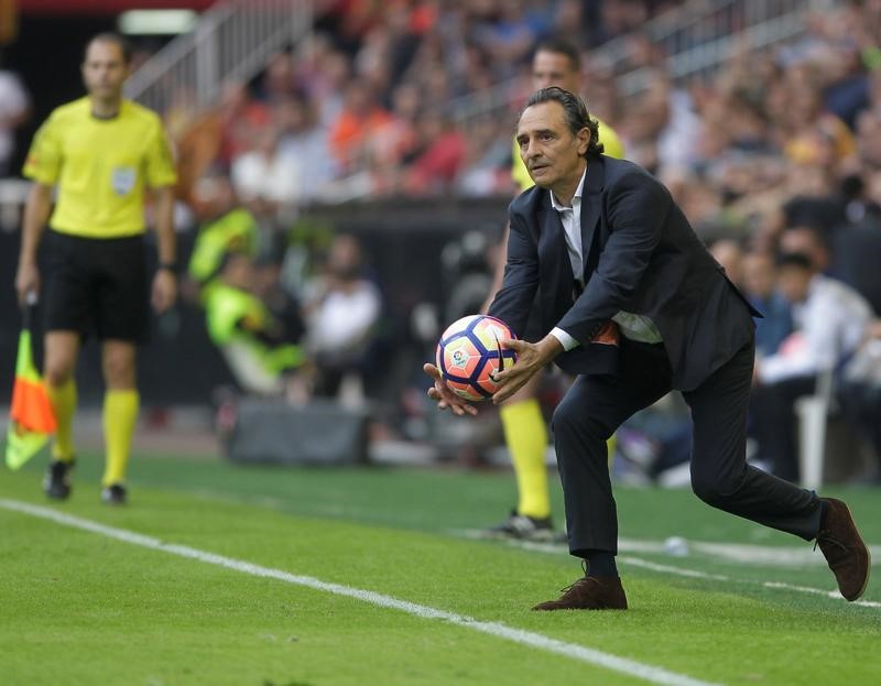 © Reuters. Prandelli dimite del Valencia tras lograr una victoria en ocho partidos de Liga