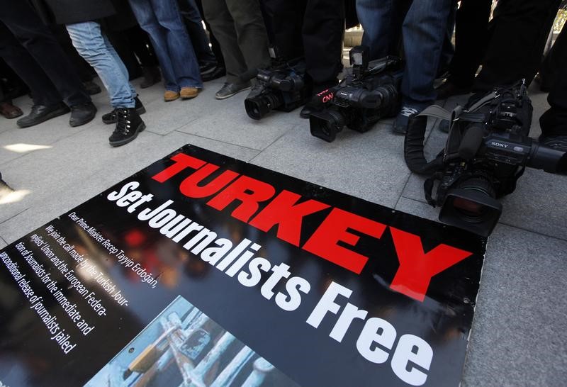 © Reuters. محام: احتجاز صحفي تركي واتهامه بنشر دعاية لجماعات إرهابية