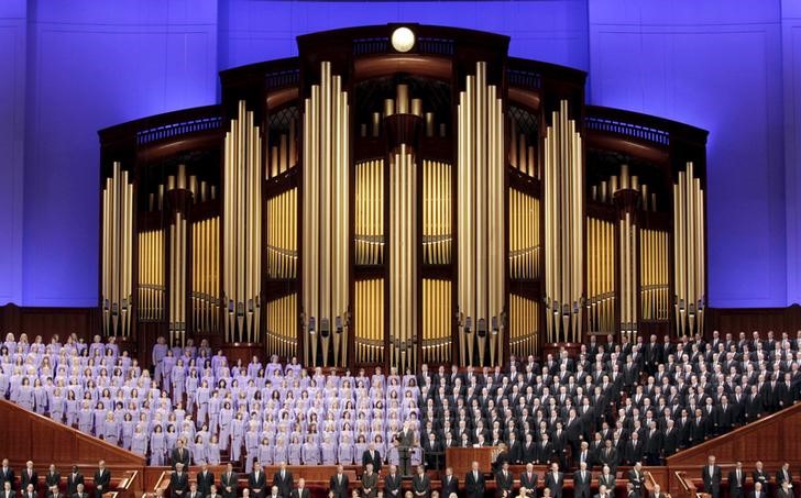 © Reuters. The Mormon Tabernacle Choir sings at the first session of The Church of Jesus Christ of Latter-day Saints' 185th Annual General Conference in Salt Lake City