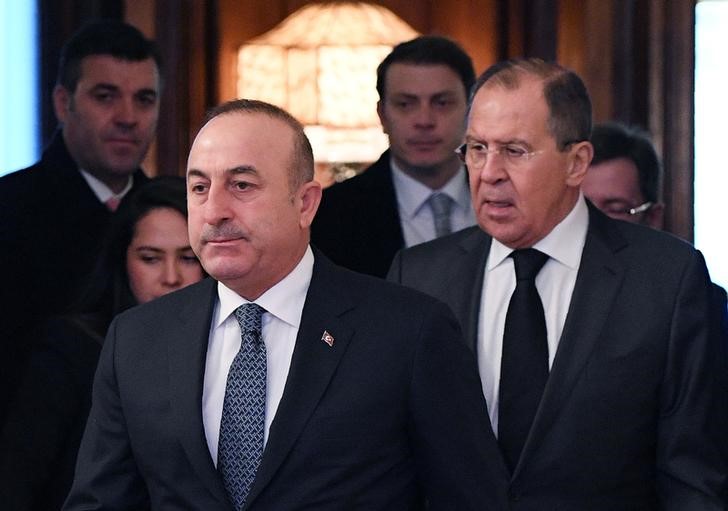 © Reuters. Ministro das Relações Exteriores da Rússia (D) e seu colega turco, Mevlut Cavusoglu (E), em reunião em Moscou, Rússia