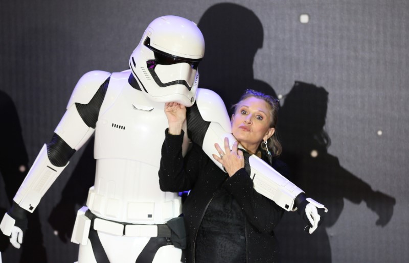 © Reuters. retireFILE PHOTO - Carrie Fisher  poses for cameras as she arrives at the European Premiere of Star Wars, The Force Awakens in Leicester Square, London