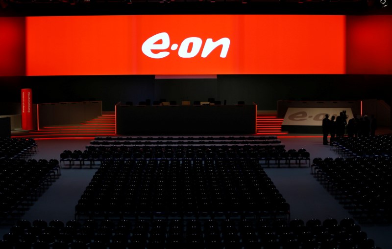 © Reuters. The empty stage for the board of German utility giant E.ON is seen before the annual shareholders meeting in Essen