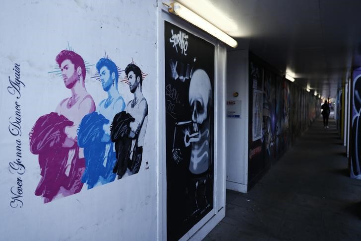 © Reuters. بيجاسوس فنان الشارع في لندن يرسم لوحة تذكارية لجورج مايكل