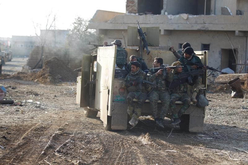 © Reuters. الحذر يشوب تقدم الجيش العراقي ضد الدولة الإسلامية شمالي الموصل