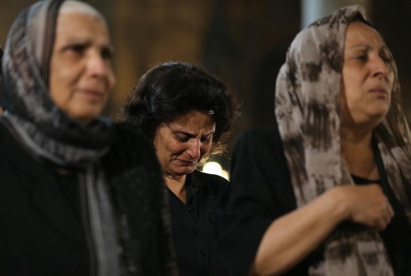 © Reuters. مصر تبدأ في تسليم رفات ضحايا تحطم طائرة لذويهم