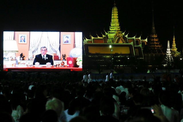 © Reuters. Thailand's new King Maha Vajiralongkorn Bodindradebayavarangkun is seen on a screen as he delivers a speech to Thais to celebrate new year at the Sanam Luang park, Bangkok