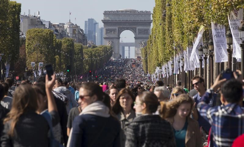 © Reuters. LA FRANCE EST TRÈS PROCHE D'ATTEINDRE 66 MILLIONS D'HABITANTS