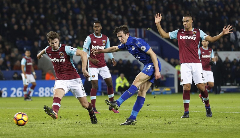 © Reuters. Leicester City's Ben Chilwell shoots at goal as West Ham United's Havard Nordtveit looks on