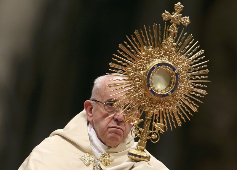 © Reuters. Pope Francis leads the First Vespers and Te Deum prayers in Saint Peter's Basilica at the Vatican