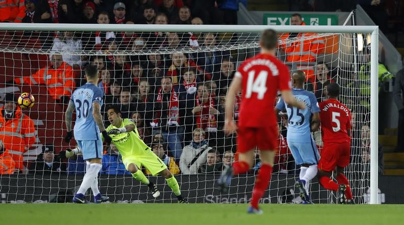 © Reuters. ضربة رأس فينالدم تمنح ليفربول الفوز على مانشستر سيتي