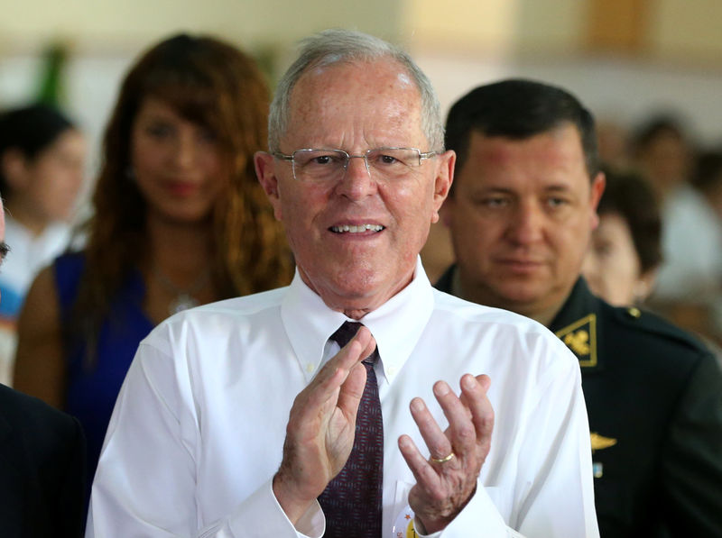 © Reuters. Peru's President Kuczynski visits the home for elderly "Hermanitas de Los Desamparados" to celebrate Christmas in Lima