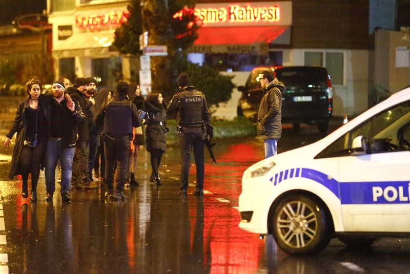 © Reuters. Полицейское оцепление у ночного клуба в Стамбуле