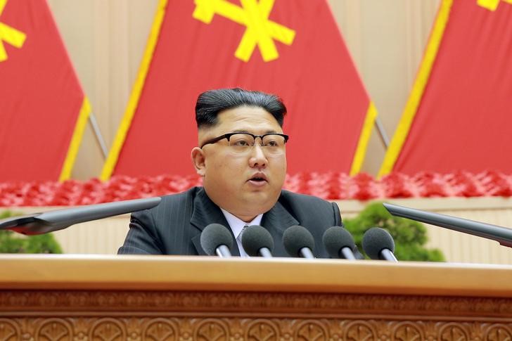 © Reuters. زعيم كوريا الشمالية يقول إنه اقترب من اختبار صاروخ باليستي عابر للقارات