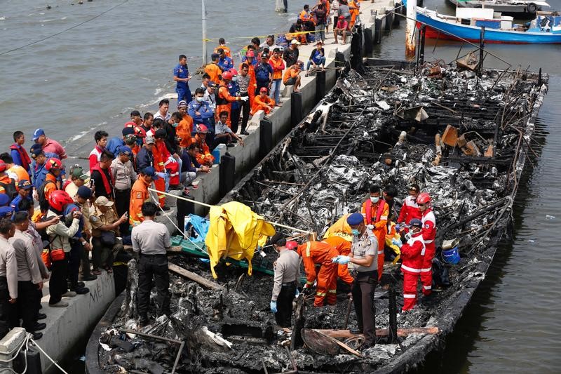 © Reuters. مقتل 23 وإصابة العشرات في حريق بقارب سياحي بإندونيسيا