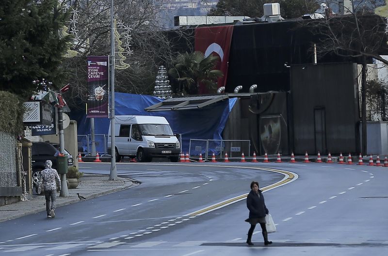 © Reuters. La policía busca a un hombre que mata a 39 personas en un club en Estambul