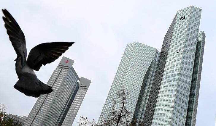 © Reuters. A pigeon takes off next to the headquarters of Germany's largest business bank, Deutsche Bank in Frankfurt