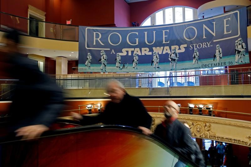 © Reuters. (روج وان) يحافظ على صدارة إيرادات السينما الأمريكية