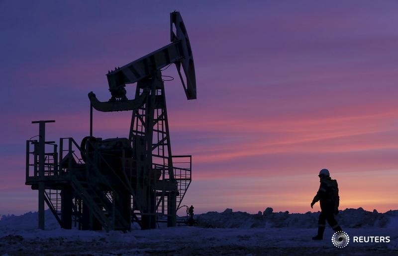 © Reuters. Рабочий на нефтяном месторождении Башнефти в Башкортостане
