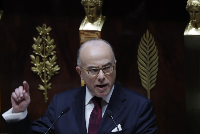 © Reuters. French Prime Minister Bernard Cazeneuve delivers a speech outlining his new government program at the National Assembly in Paris