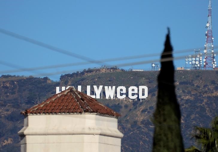 © Reuters. تغيير أحرف لافتة "هوليوود" الشهيرة في لوس انجليس إلى "هوليويد"
