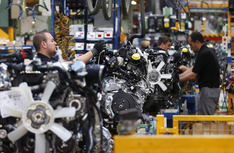 © Reuters. Nissan Motor staff work on an engine in the assembly line at the Zona Franca Nissan factory