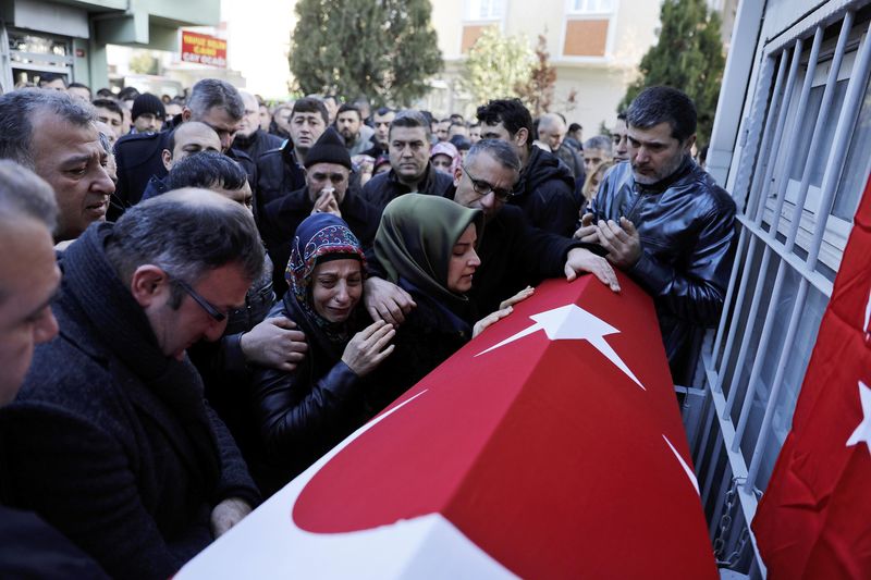 © Reuters. Familiares de uma das vítimas de ataque em boate Reina, em Istambul, durante o funeral