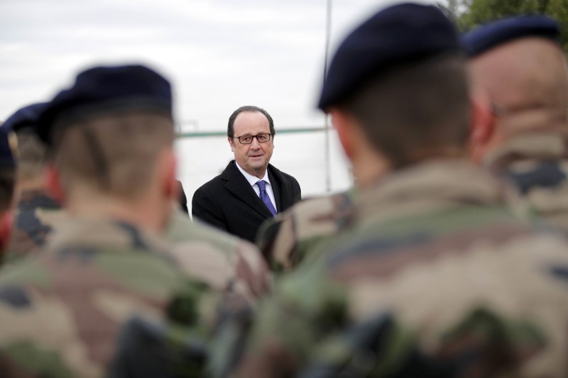 © Reuters. Presidente francês, François Hollande, inspeciona tropas francesas em Bagdá