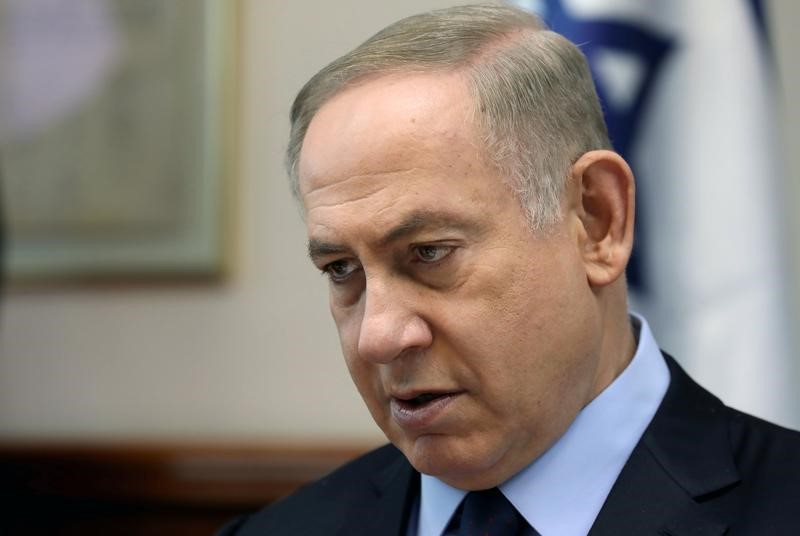 © Reuters. Israeli Prime Minister Benjamin Netanyahu chairs the weekly cabinet meeting in Jerusalem