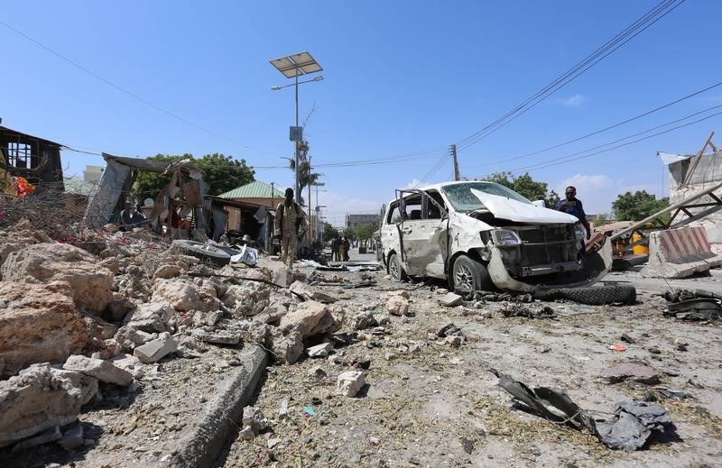 © Reuters. مقتل ثلاثة على الأقل في هجوم انتحاري على مقر قوات حفظ السلام بالصومال