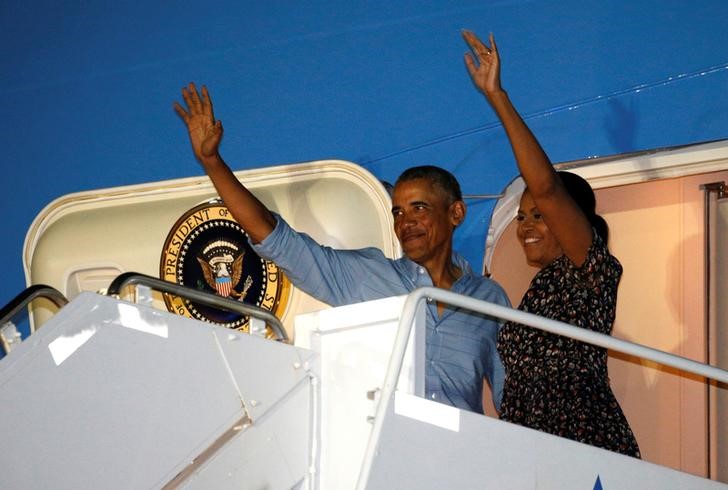 © Reuters. Presidente dos EUA, Barack Obama, e primeira-dama, Michelle Obama, deixam base de Pearl Harbor-Hickam na conclusão de suas férias, em Oahu, no Havaí