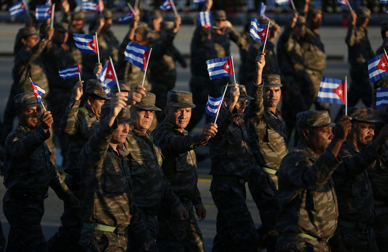 © Reuters. Soldados cubanos marcham para marcar Dia das Forças Armadas, em Havana