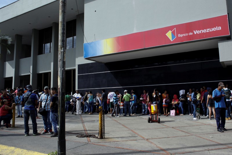 © Reuters. People line up to get into a Banco de Venezuela branch in San Antonio del Tachira