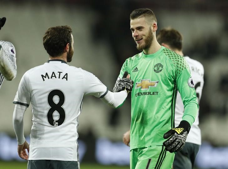 © Reuters. Manchester United's David De Gea and Juan Mata celebrate after the game