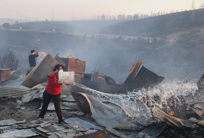 © Reuters. حريق يلتهم 100 منزل على الأقل بمدينة فالباريسو في تشيلي