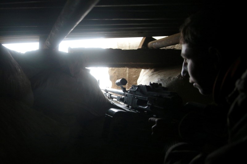 © Reuters. Повстанец на позиции в деревне аль-Райхан у города Дума
