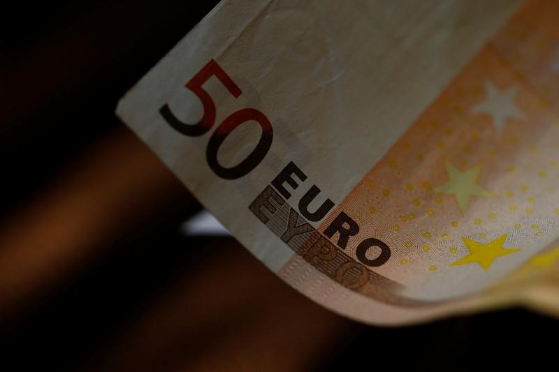 © Reuters. A 50 Euro banknote is seen in a picture illustration.